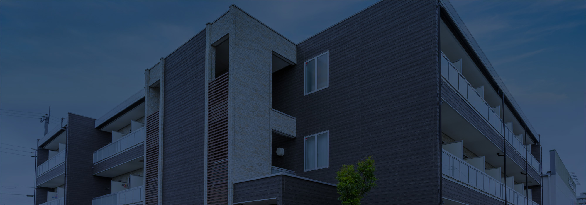 モダンな外観の集合住宅の写真