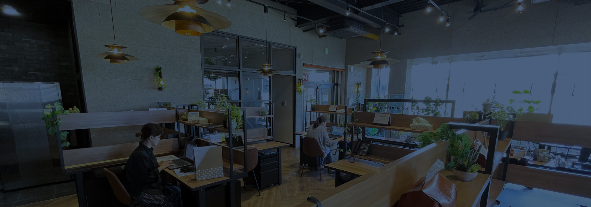 オフィスのワークスペースで働く人々の写真